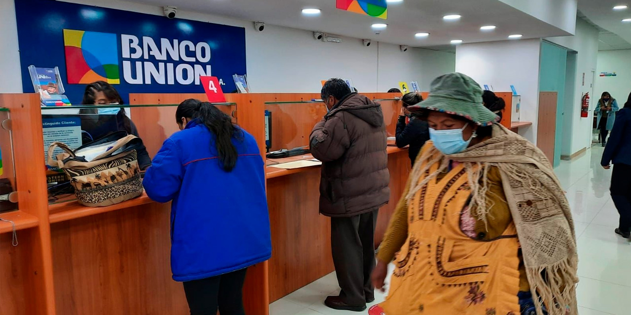 Clientes realizan operaciones financieras en el Banco Unión. Foto: Archivo