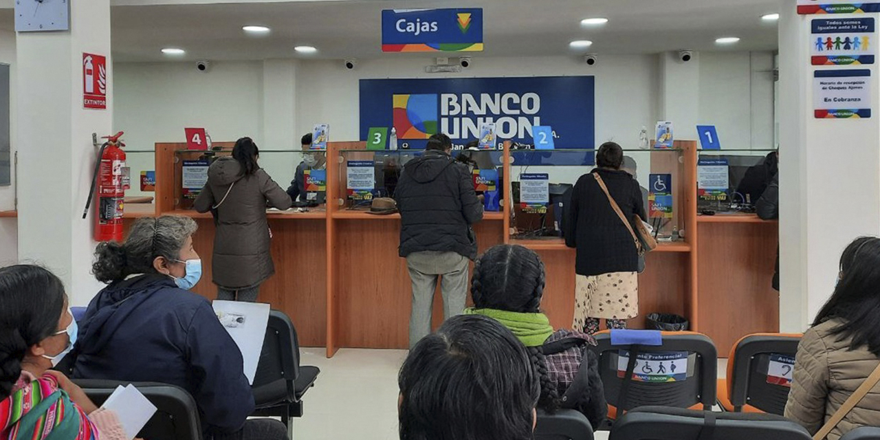 La atención a la población en una agencia del Banco Unión.