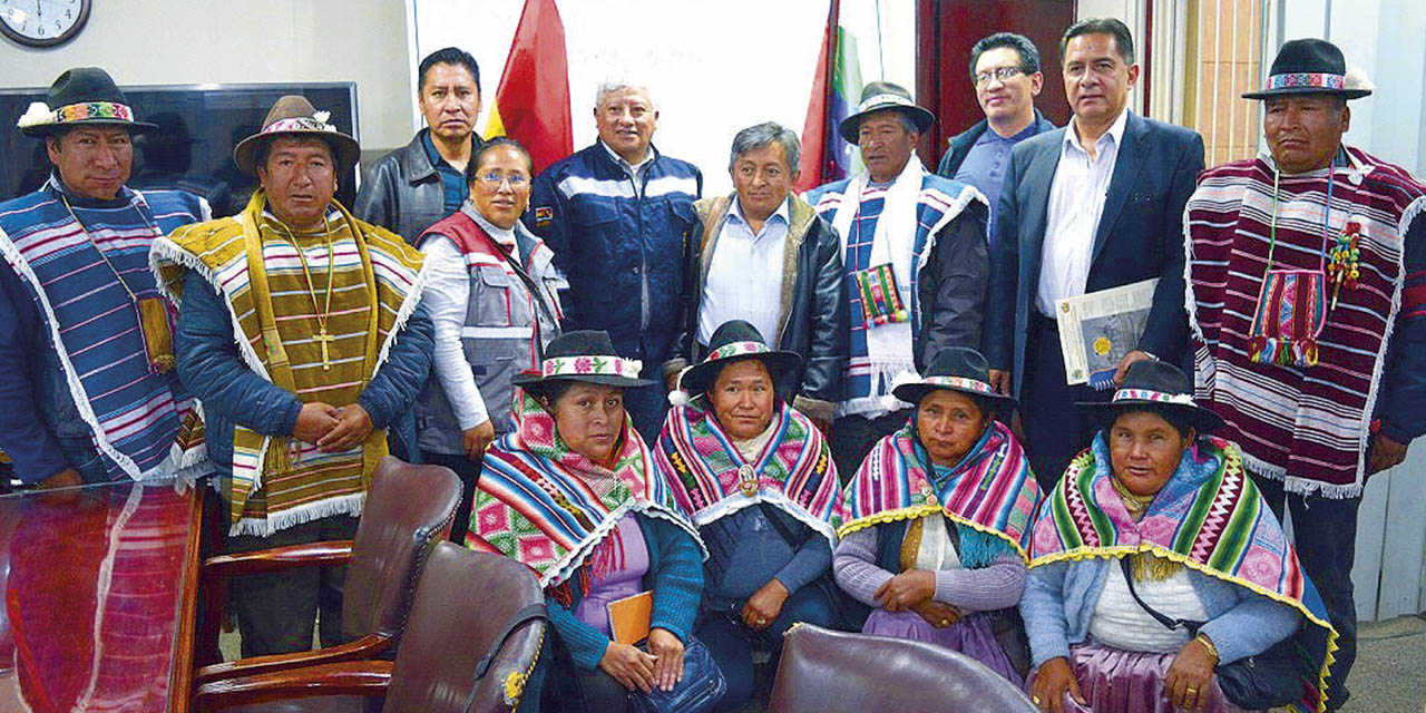 ACTO. Los representantes de la comunidad Chipaya junto a autoridades locales y de Comibol. | Foto: Comibol