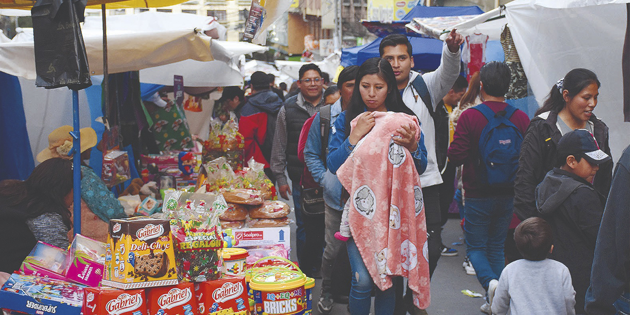 Un mercado popular con venta de productos de la canasta familiar.