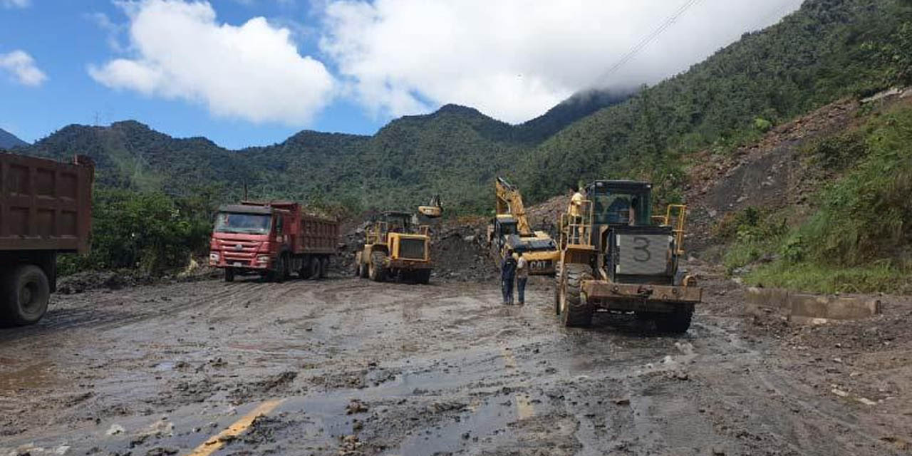 Personal de la ABC y de la empresa Sinohydro lograron despejar uno de los carriles de la vía. | Foto: Los Tiempos