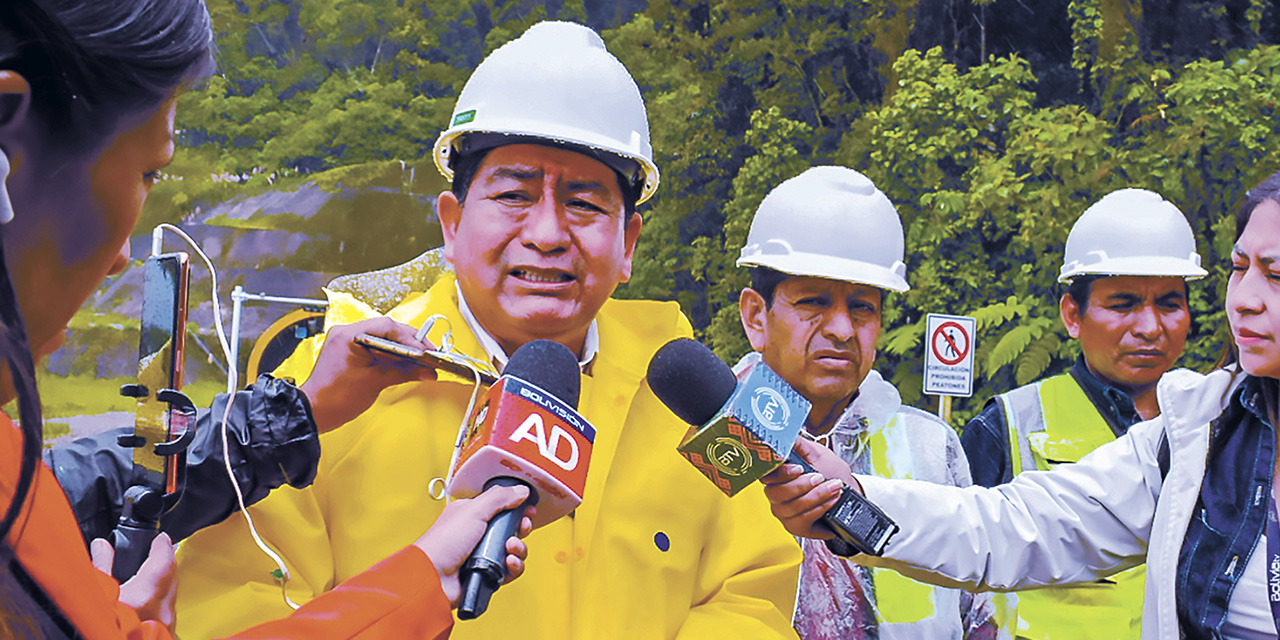 El ministro de Obras Públicas, Édgar Montaño, en rueda de prensa. | Foto: ABC