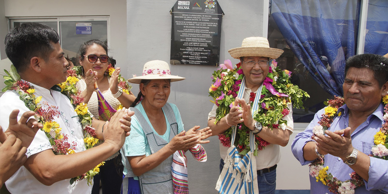 El Primer Mandatario entrega viviendas en El Puente