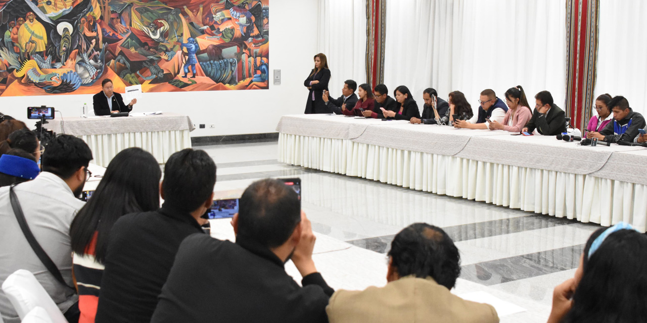 El presidente Luis Arce, en diálogo con los periodistas, en la Casa Grande del Pueblo. Foto: ABI.