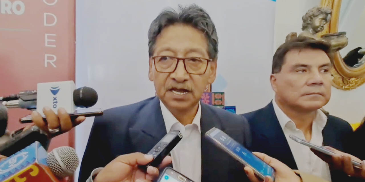 El ministro de Minería, Marcelino Quispe, en contacto con la prensa local. Imagen: Captura.