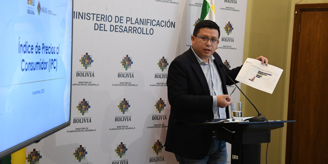 El ministro de Planificación, Sergio Cusicanqui, en conferencia de prensa.