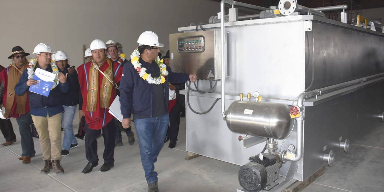 El ministro Néstor Huanca inspeccionó la obra en Achacachi. Foto: Gonzalo Jallasi.