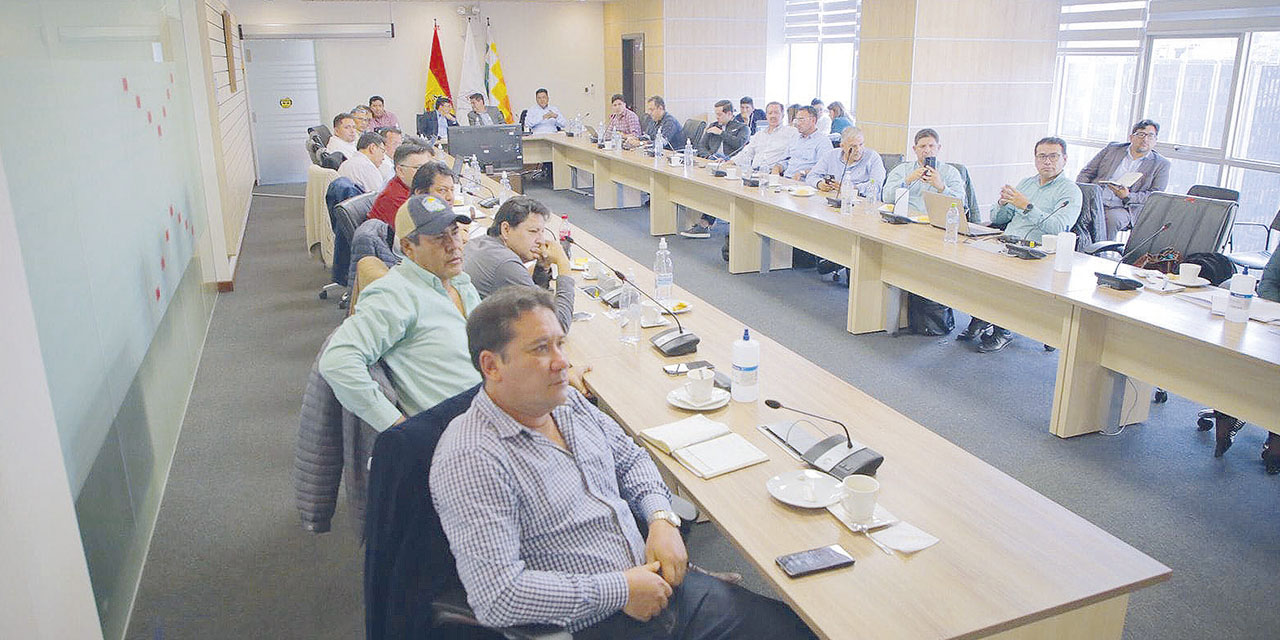 Una anterior reunión entre los productores de etanol y el Gobierno. | Foto: Archivo