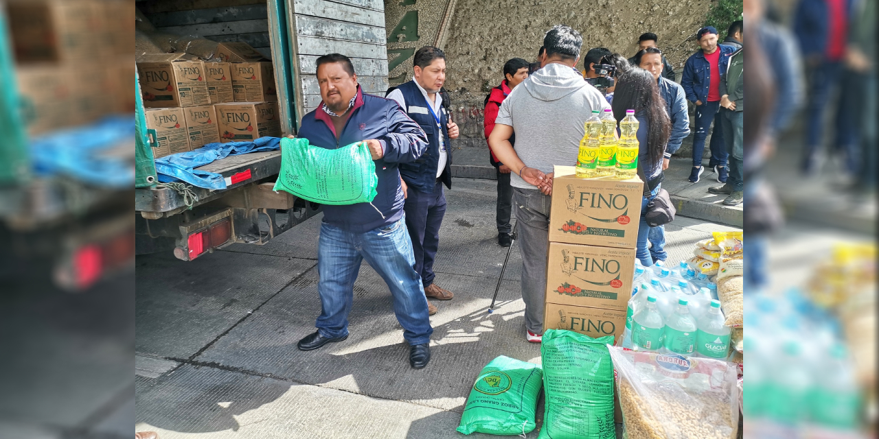 Envían 11 t de alimentos, médicos y ambulancias para socorrer a trasportistas varados por bloqueos