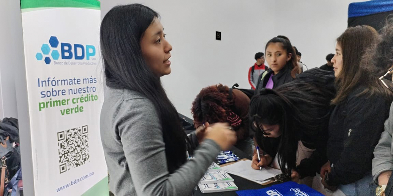 Una servidora pública orienta a los clientes del BDP. Foto: Archivo