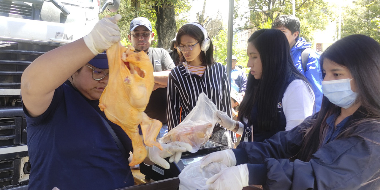 Venta de pollos a precio justo por Emapa