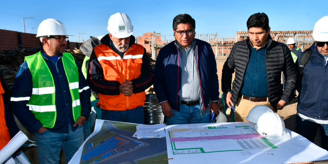 El ministro Huanca en la inspección técnica de algunas plantas industriales que construye el gobierno de Arce. Foto: Archivo