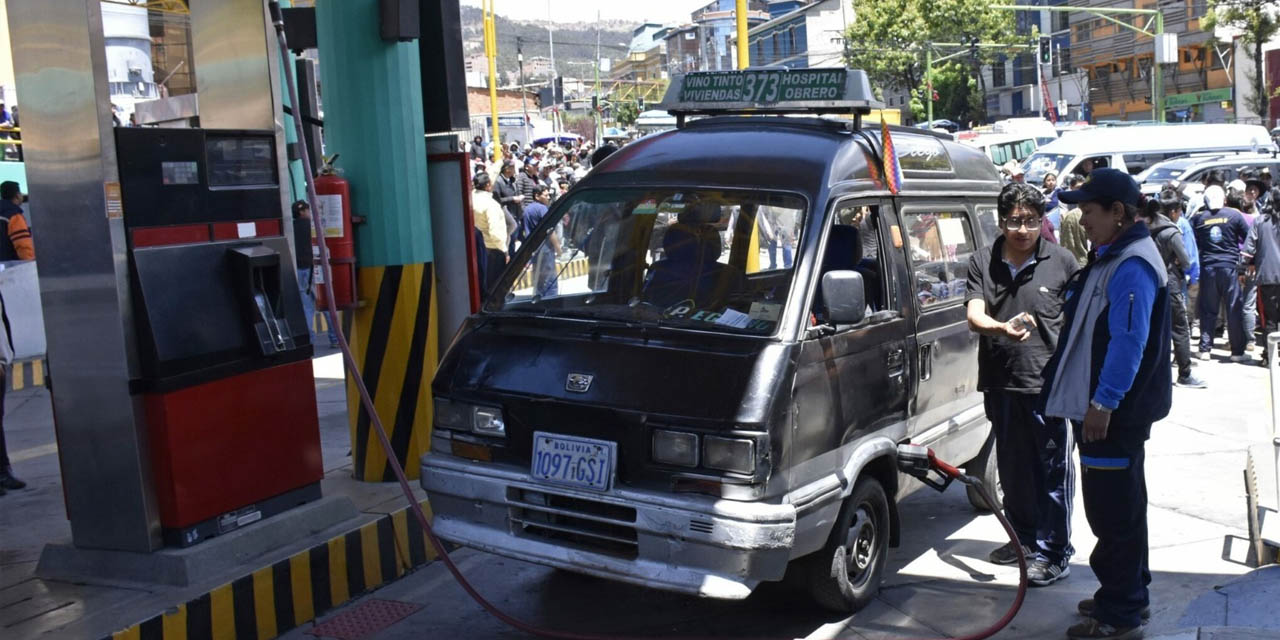 Venta de combustible en una estación de servicio de La Paz. | Foto: MHE