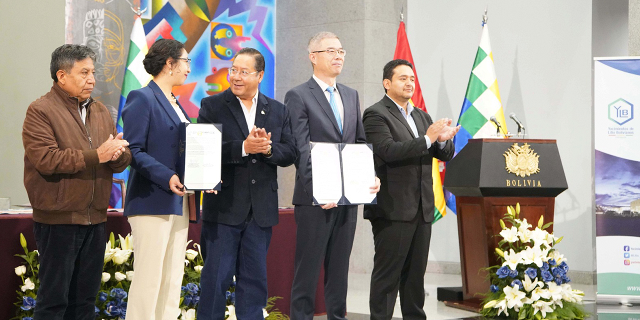 El presidente Luis Arce junto a autoridades de Estado y representantes del consorcio chino CBC. Foto: Presidencia