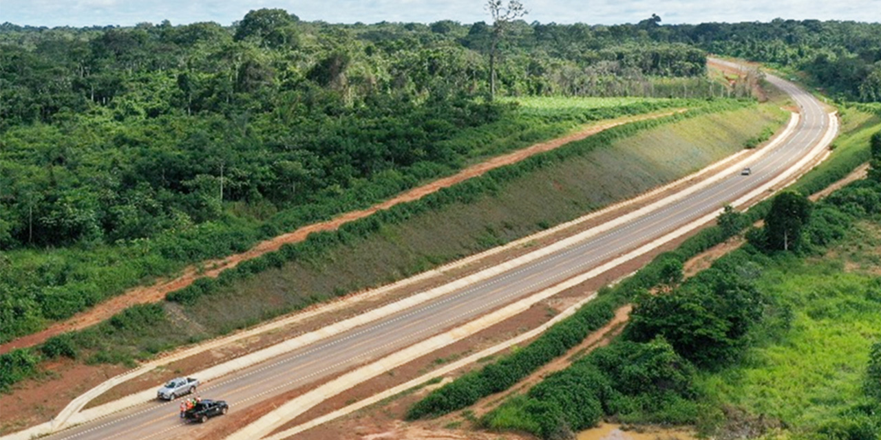 Arce entrega el primer tramo de la carretera Rurrenabaque – Riberalta 