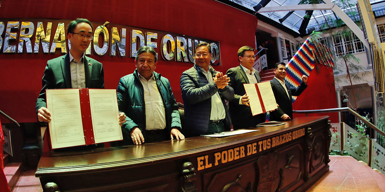 Las autoridades de Bolivia junto al embajador de China en el acto celebrado ayer. FOTO: MDP