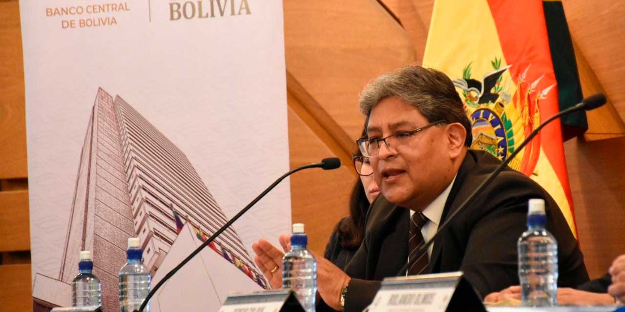 El presidente del Banco Central de Bolivia, Edwin Rojas, en conferencia de prensa. (Foto: Archivo)