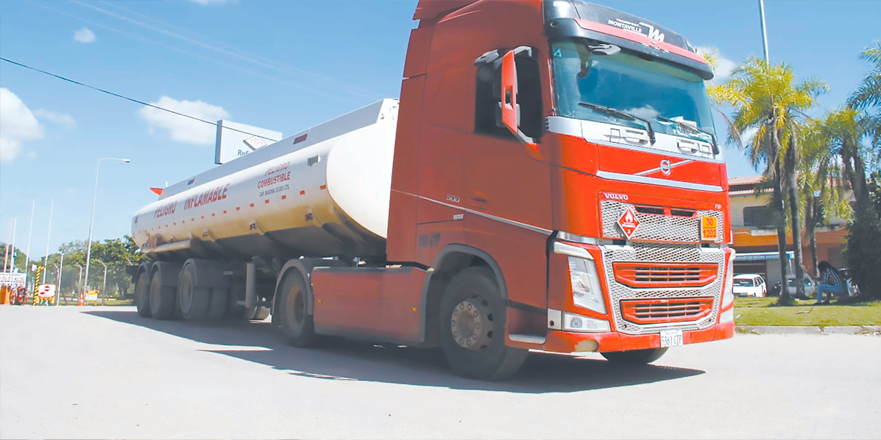 La estatal petrolera aseguró el abastecimiento de los carburantes a los transportistas, agroindustriales y otros sectores. FOTOS:  YPFB