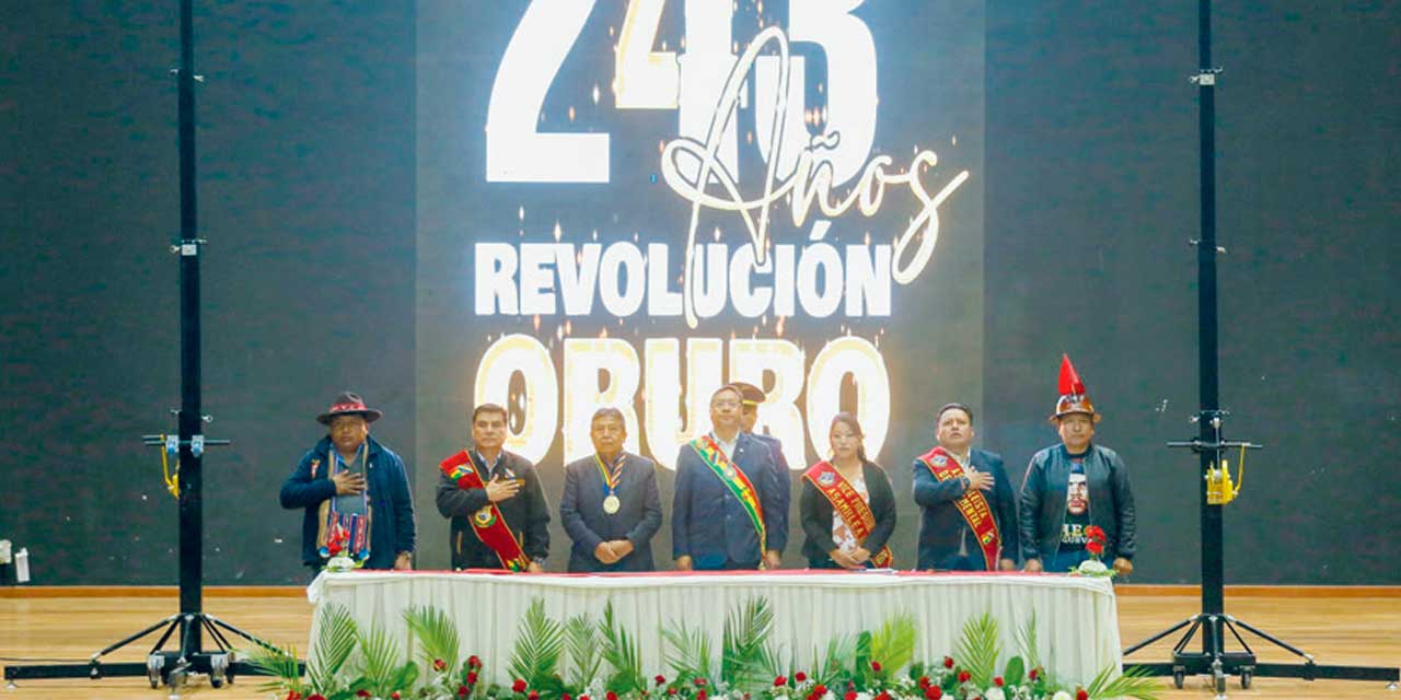 El presidente Arce junto al vicepresidente David Choquehuanca y otras autoridades en la Sesión de Honor de Oruro.