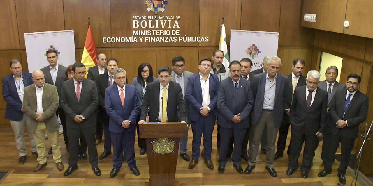 Los ministros y los representantes de los empresarios en conferencia de prensa.