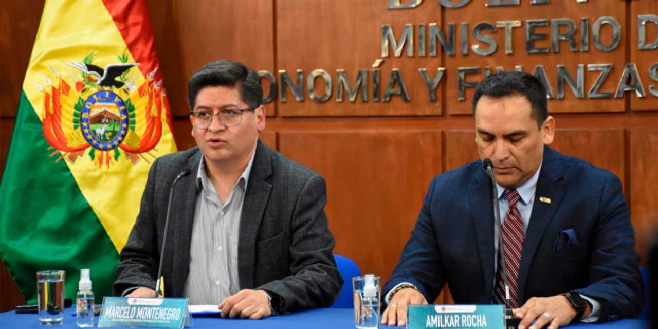 El ministro de Economía y Finanzas Publicas, Marcelo Montenegro, y el presidente de la Cámara de Industria, Comercio y Servicios de Cochabamba, Amilkar Rocha. Foto:  Jorge Mamani