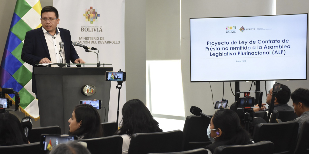 El ministro Cusicanqui en conferencia de prensa.