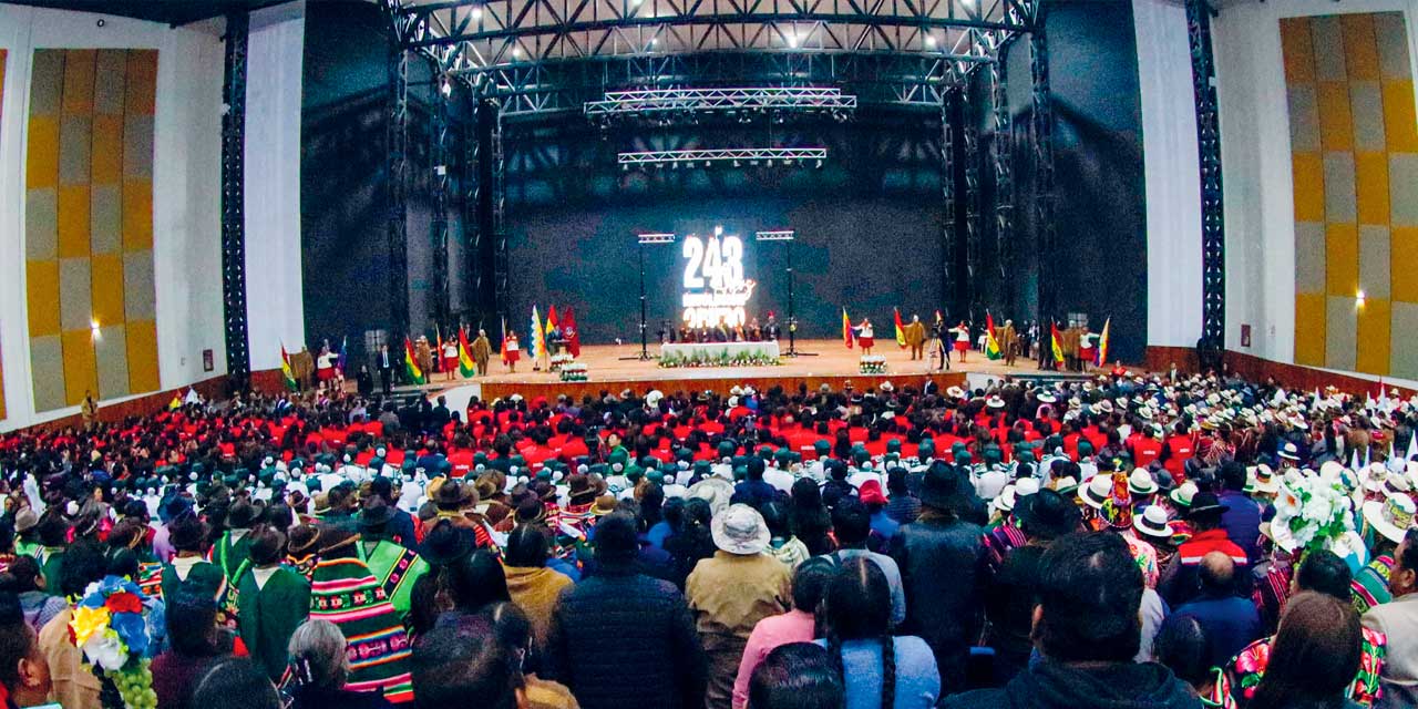 EL presidente Lusi parce participó en la Sesión de Honor por la efeméride de Oruro. FOTO: PRESIDENCIA