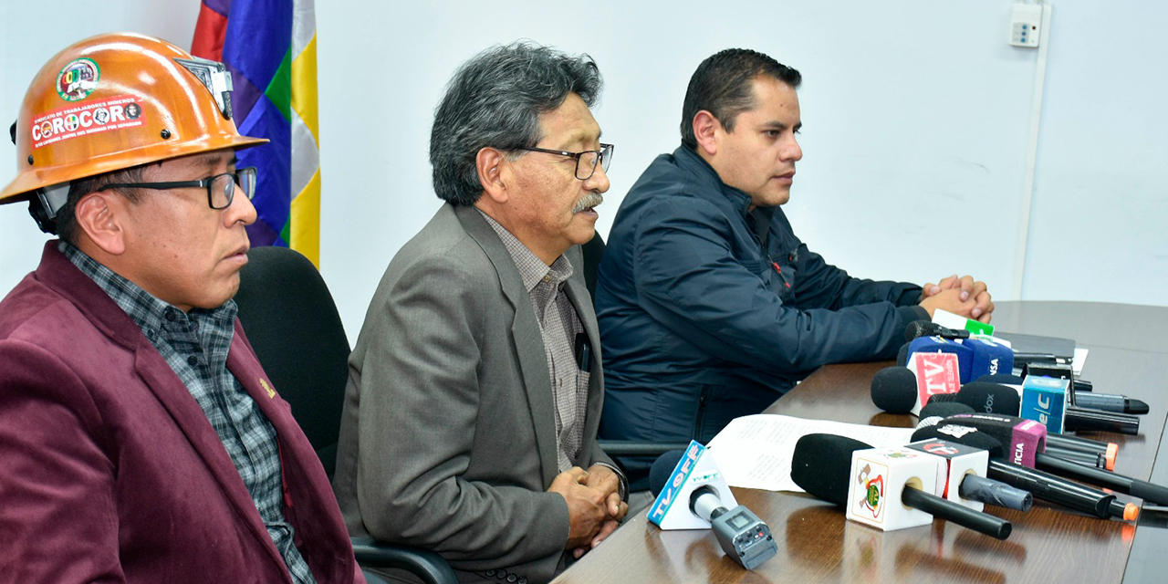 El Ministro de Minería (centro) en conferencia de prensa. Foto: Ministerio de Minería