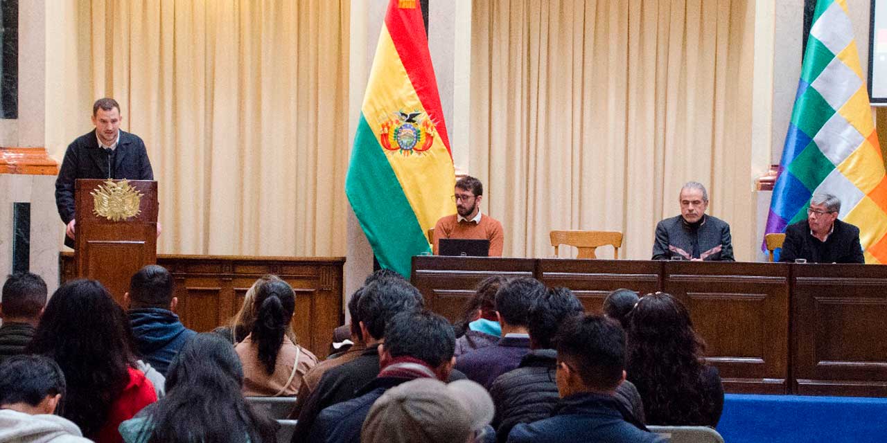 Uno de los expertos durante su disertación. Foto: Vicepresidencia