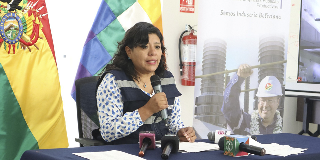 La gerente general del Sedem, Fátima Pacheco, en conferencia de prensa