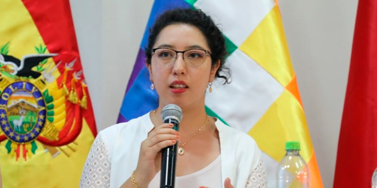 La presidenta ejecutiva de Yacimientos de Litio Bolivianos (YLB), Karla Calderón.