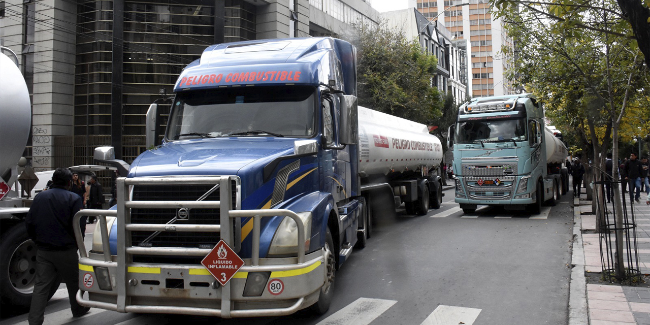 Cisternas que transportan combustible.