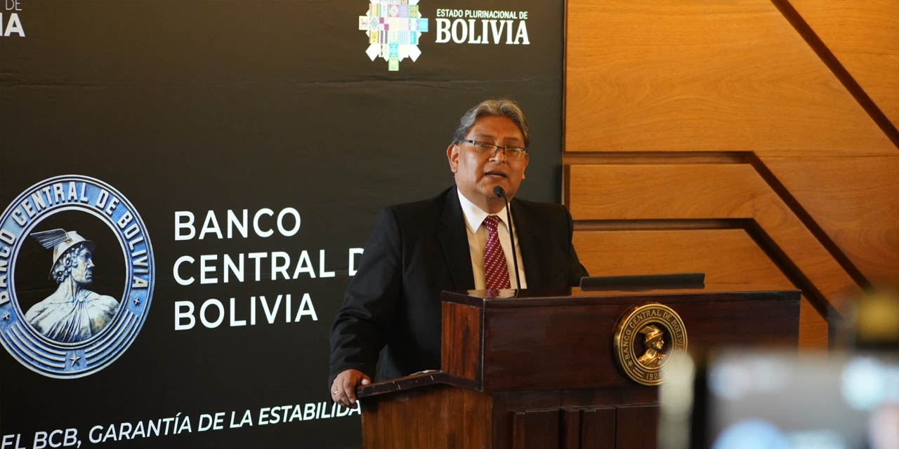 El presidente del Banco Central de Bolivia, Edwin Rojas, en conferencia de prensa.  | Foto: Jorge Mamani