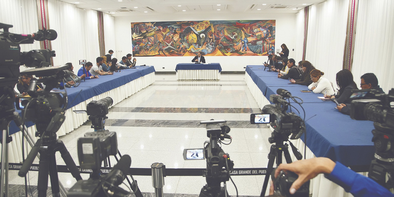 El presidente Luis Arce durante un diálogo con los periodistas del país. 