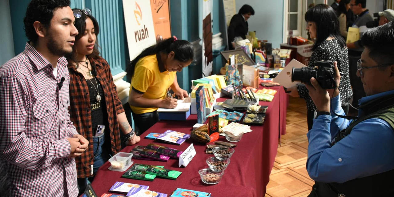 Productores e industrias destacadas del país participan en el Salón del Cacao 2024.  | Foto: Gustavo Ticona