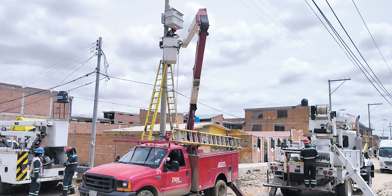 Los trabajos de la estatal de electricidad. Foto: ENDE