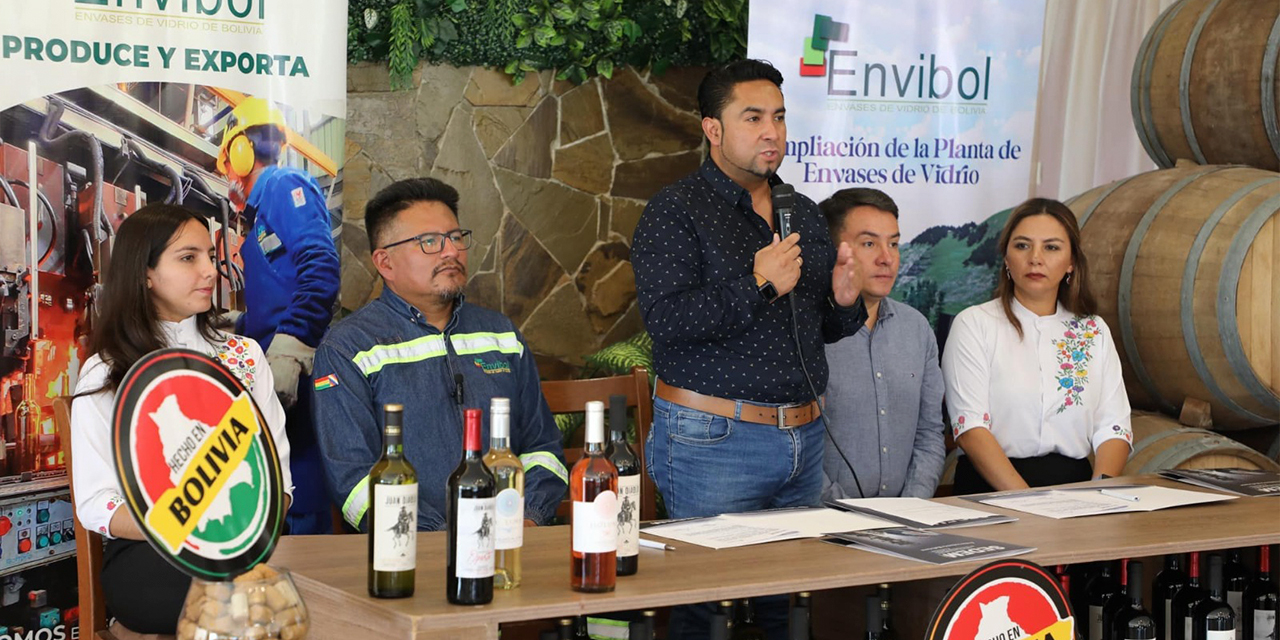 Los ejecutivos durante la firma del convenio. Foto: Envibol