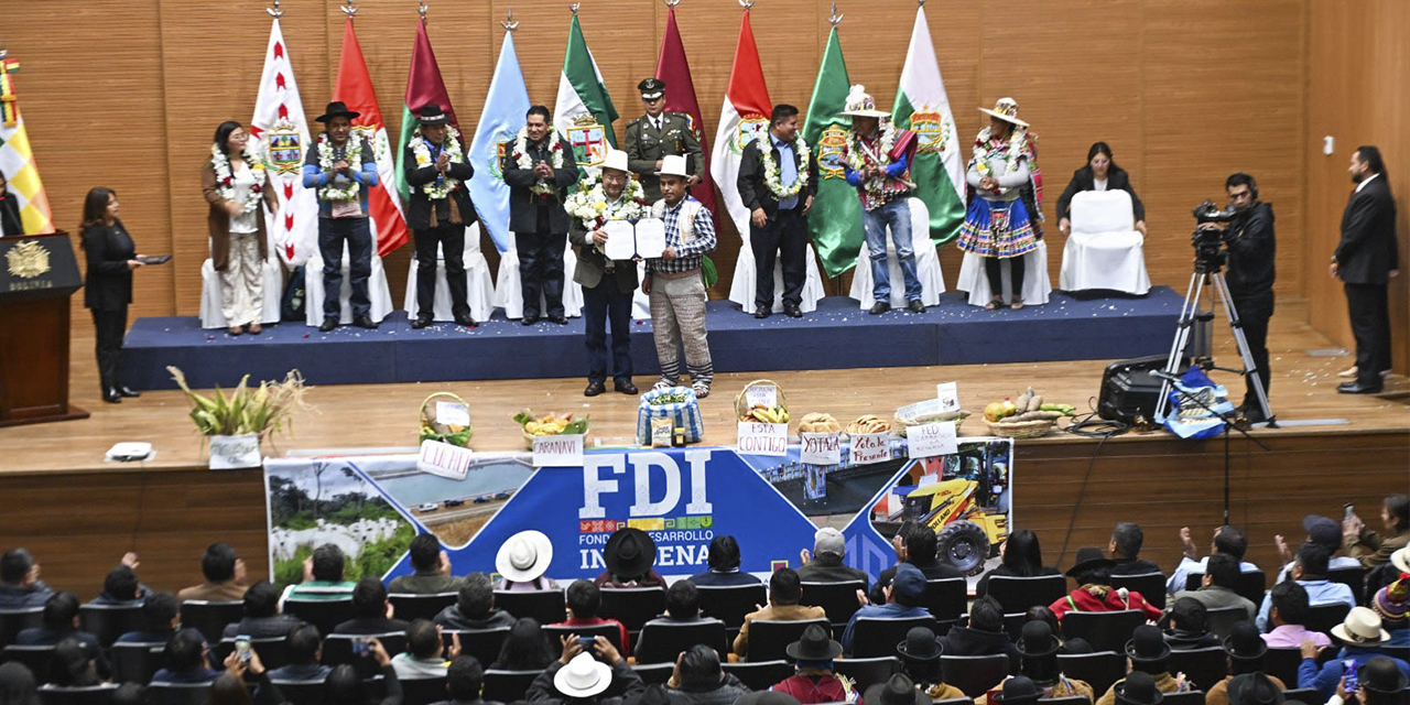 El acto de rma de convenio en la Casa Grande del Pueblo. 