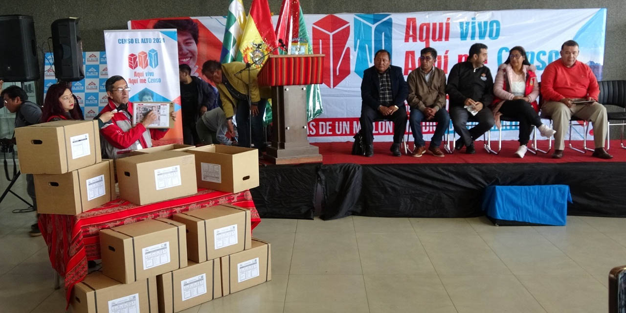 Entrega de cajas censales en la ciudad de El Alto.