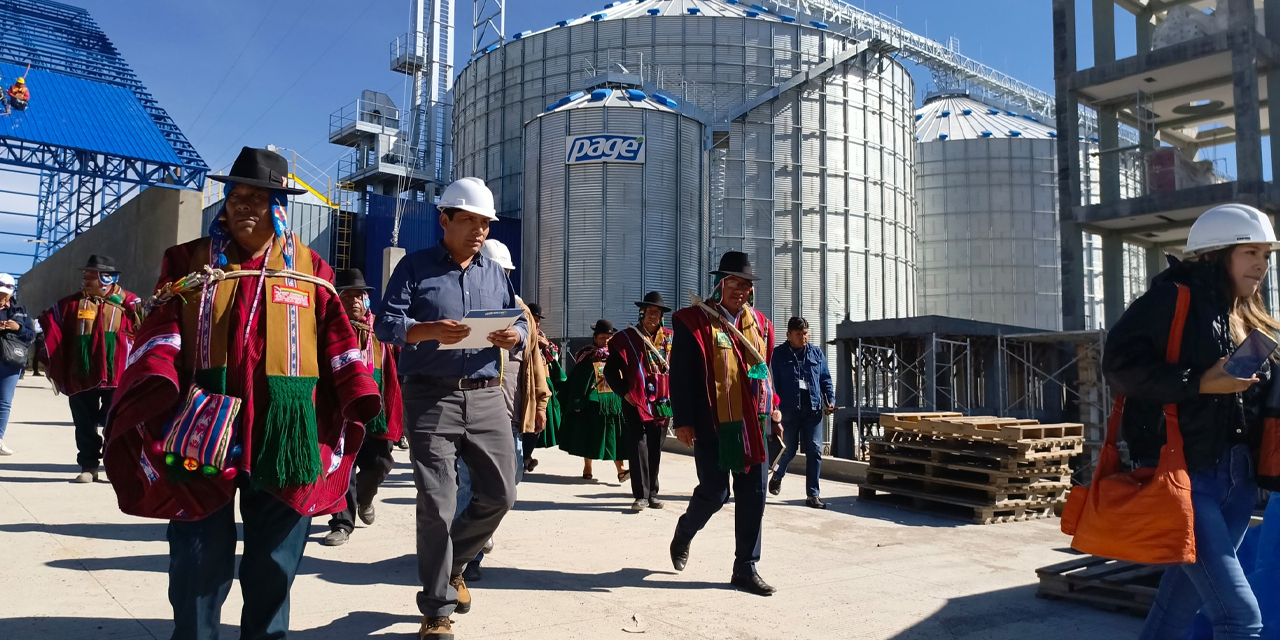 Organizaciones sociales en una inspección a la construcción de la planta de transformación de granos en Viacha, La Paz. Foto: Emapa.