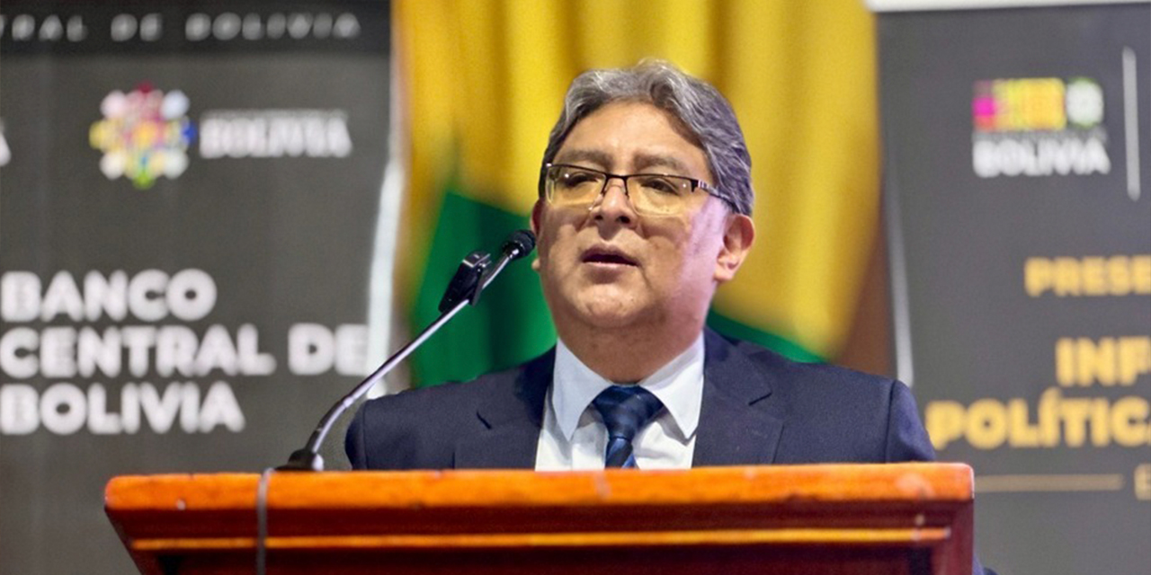 El presidente del BCB, Edwin Rojas, durante la presentación de la política monetaria en la UPEA, en El Alto. Foto: Banco Central de Bolivia