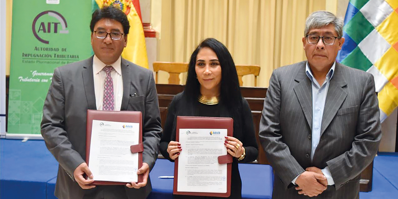 Los representantes de las instituciones durante la firma del convenio. Foto: ADSIB