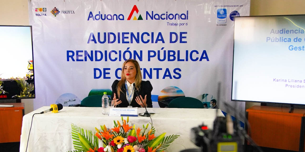 La directora de la Aduana, Karina Serrudo, en conferencia de prensa.  | Foto: Jorge Mamani