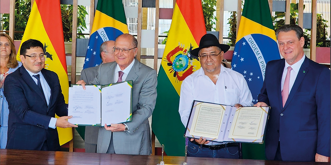 Las autoridades de Brasil y Bolivia durante la firma de los acuerdos en enero. Foto:  MHE