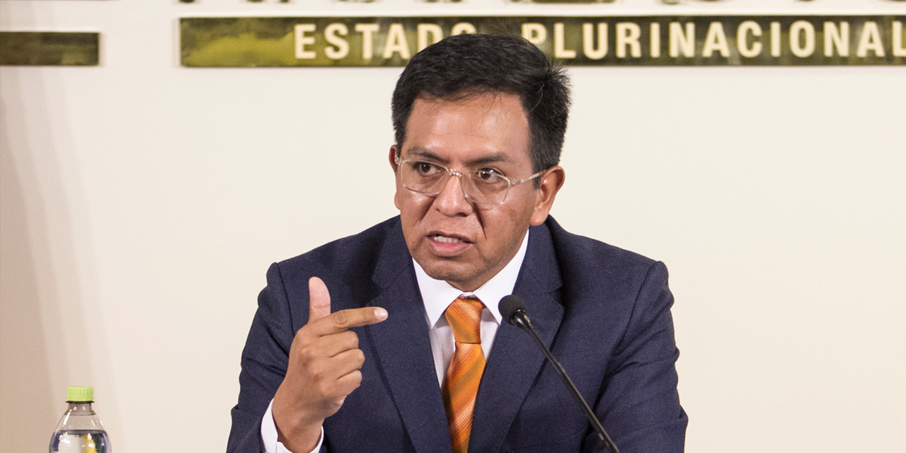 El viceministro de Política Tributaria, Jhonny Morales, en conferencia de prensa. Foto: Archivo.