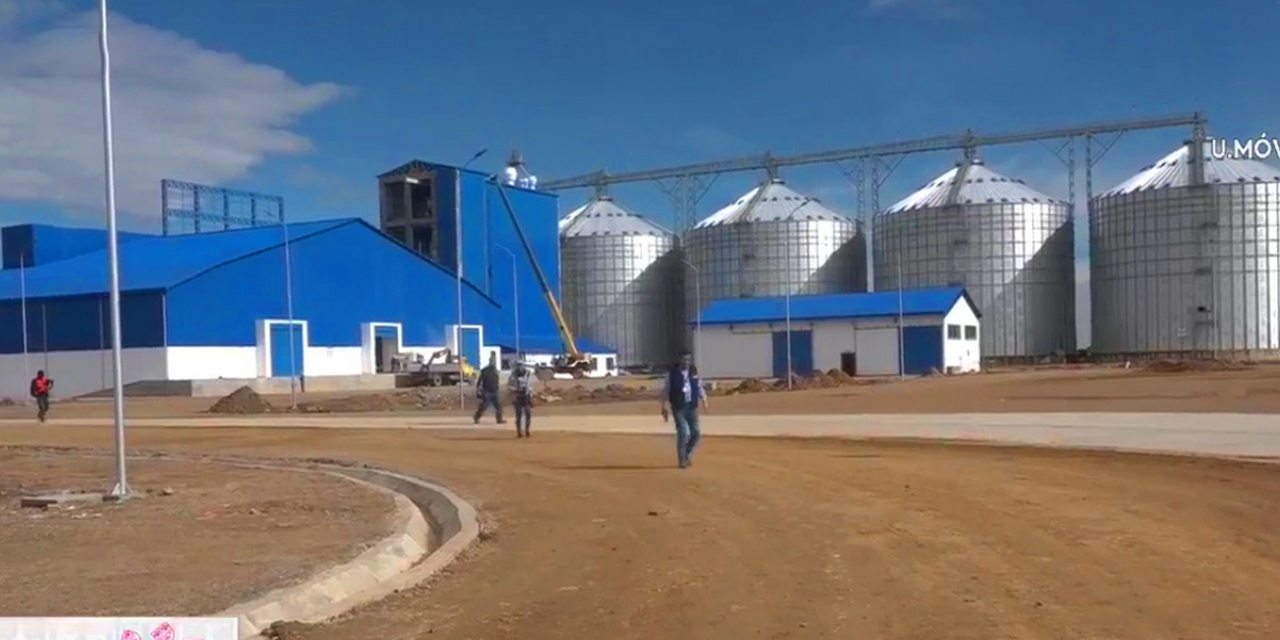 Silos de la nueva planta industrial en Viacha. Imagen: Captura Bolivia Tv.