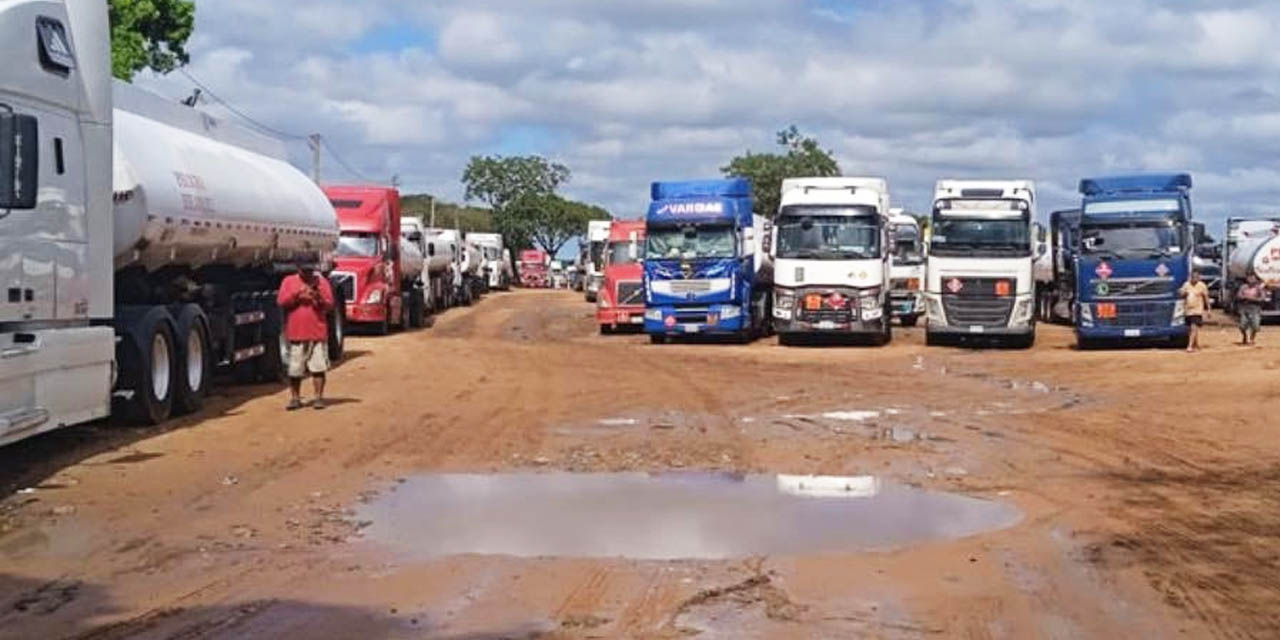 Cisternas varadas esperan el carguío de combustibles en Paraguay. | Foto: RRSS