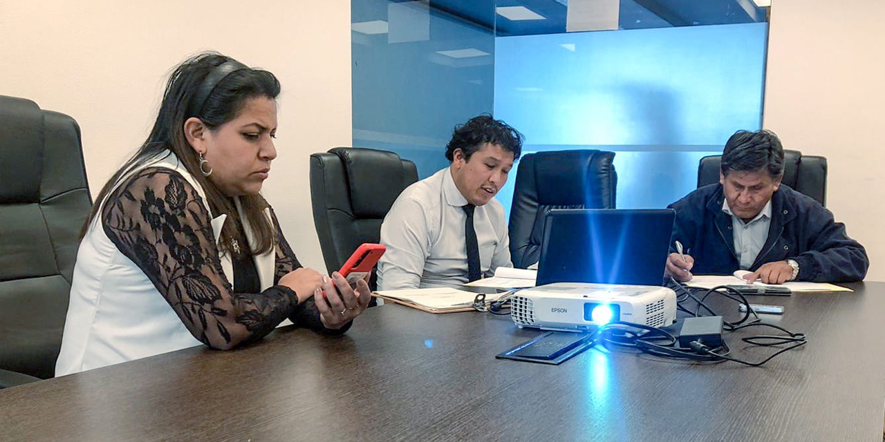 La senadora Nely Gallo y el presidente de la Comisión de Planificación, Isidoro Quispe, en la sesión. Foto: Facebook Senado