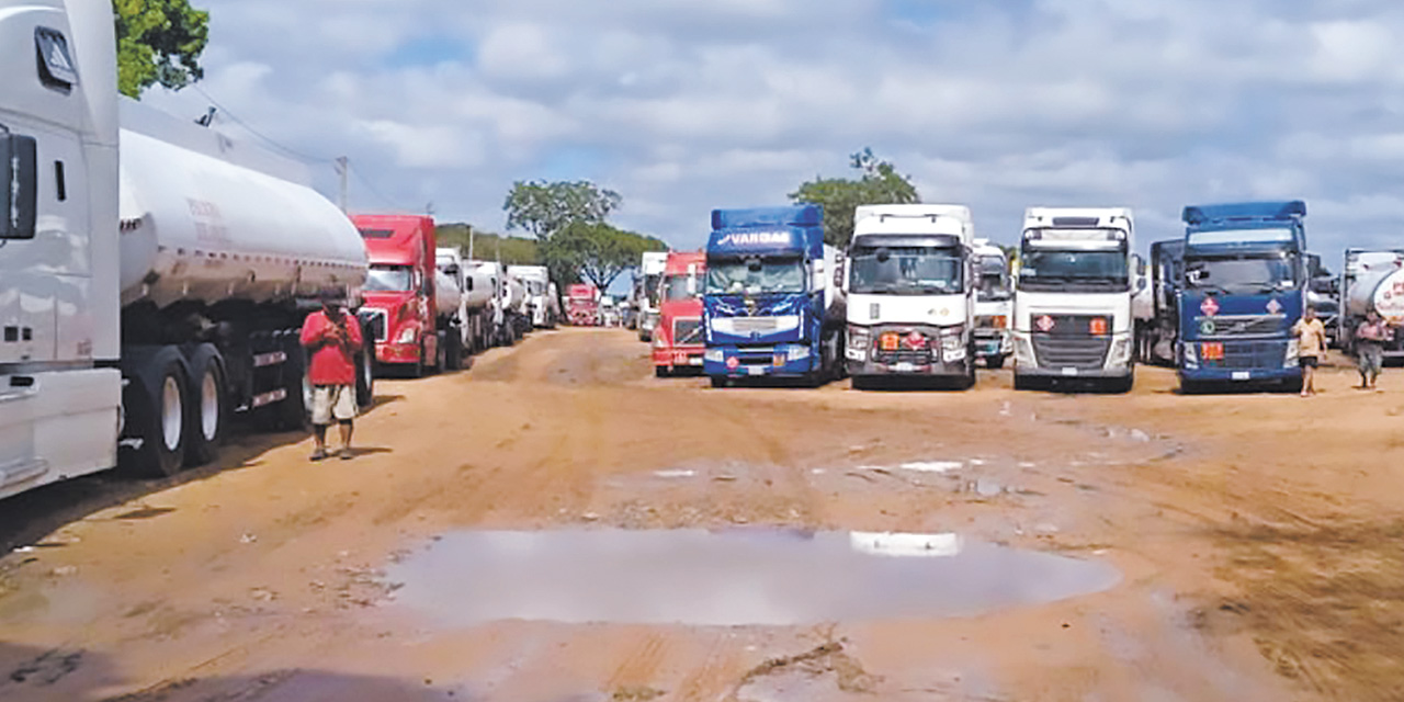 El sitio donde los carros cisterna se encuentran parados, en Paraguay. Foto:  RRSS