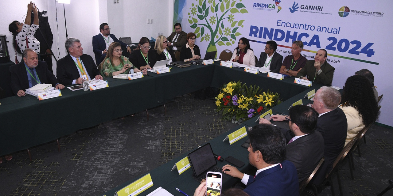 Los representantes durante la inauguración del seminario. 